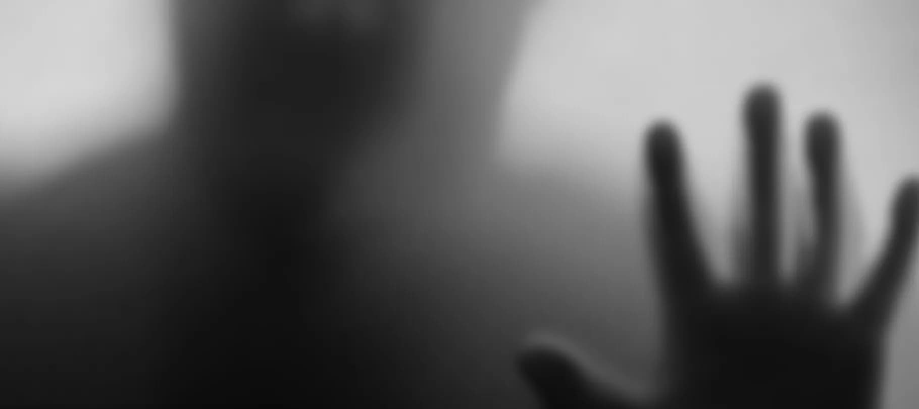 Ilustrace kyberšikany a online rizik Ilustrace kyberšikany - dívka s telefonem