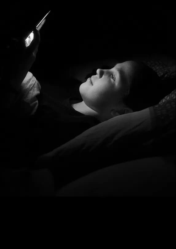 Oběť kyberšikany Dívka s mobilním telefonem - ilustrace oběti kyberšikany