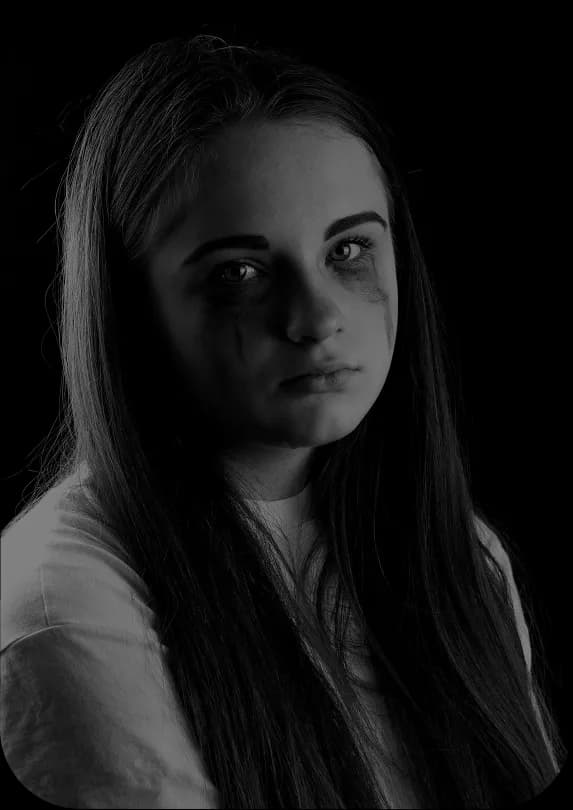 Pachatel kyberšikany Mladý člověk u počítače - ilustrace pachatele kyberšikany